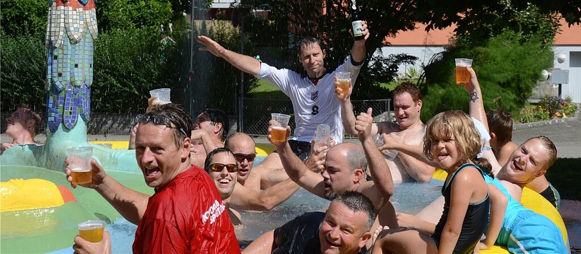 ... und die verdiente Abkühlung im Brunnen danach. Fotos: zVg