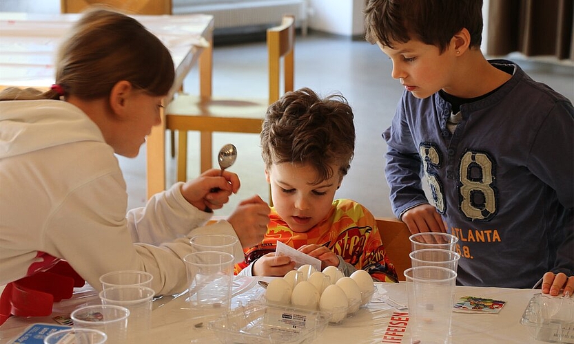 Beim Ostereierfärben halfen die Grossen den Kleinen. Fotos: bär/nb/ph

