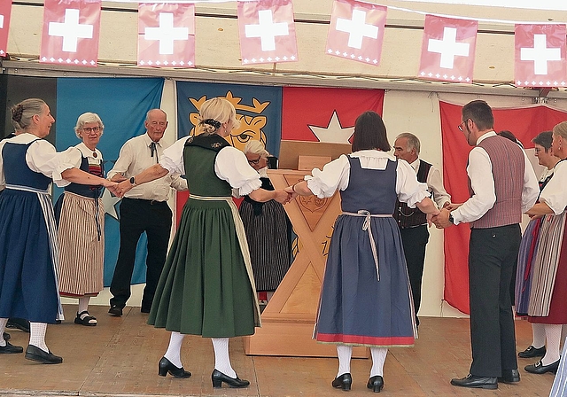Die Trachtengruppe Würenlos tanzt an der Feier in Spreitenbach.