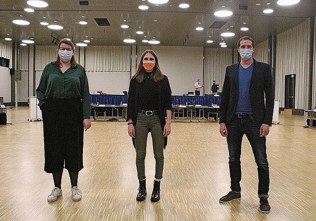 Sie sind die jüngsten Mitglieder des Wettinger Einwohnerrats: Mia Gujer (26, SP), Lara Rüfenacht (25, CVP) und Philipp Bürgler (29, FDP). Die drei sind sich einig: Der Aufwand in der Lokalpolitik ist gross, aber er lohnt sich. (Bild: Rahel Bühler