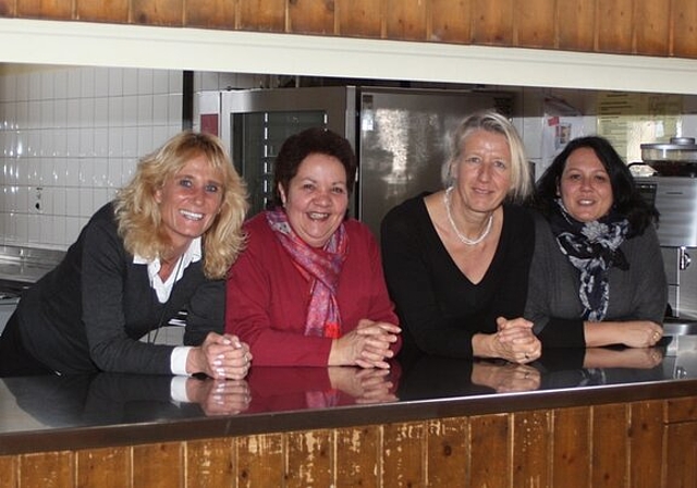 Hinter der Theke des Mittagstischraums im Peterskeller: (v. l.) Susanne Voser, Ruth Frei, Renate Baschek und Sandra Marsicovetere. Foto: bär