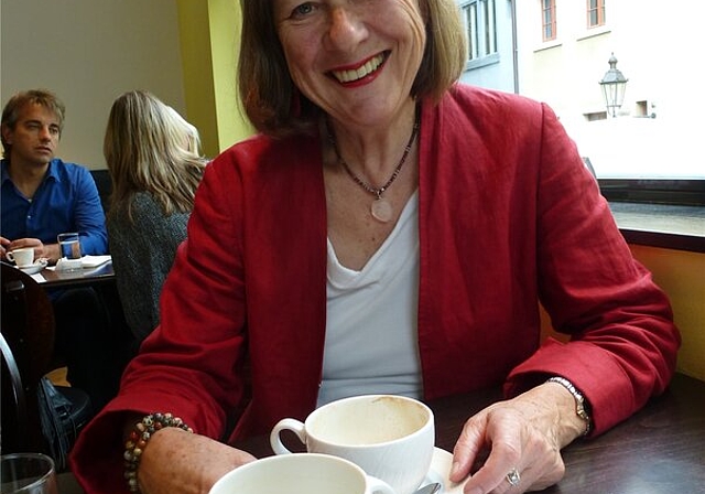 Die pensionierte Sozialdiakonin Erika Steiner erzählt bei einem Kaffee von ihrem Leben und ihren Plänen. Foto: ll