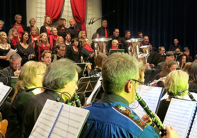 Zur Derniere standen die Spielgemeinschaft Würenlos-Neuenhof und The Colour of Gospel gemeinsam auf der Bühne. Fotos: bha