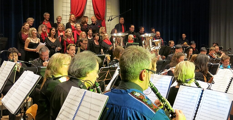 Zur Derniere standen die Spielgemeinschaft Würenlos-Neuenhof und The Colour of Gospel gemeinsam auf der Bühne. Fotos: bha