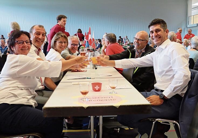 Ausgelassene Stimmung am Gästetisch. rfb
