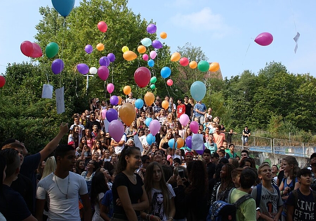 Die Schüler lassen Luftballons mit guten Wünschen fürs neue Schuljahr auf dem Pausenplatz steigen. Foto: se 