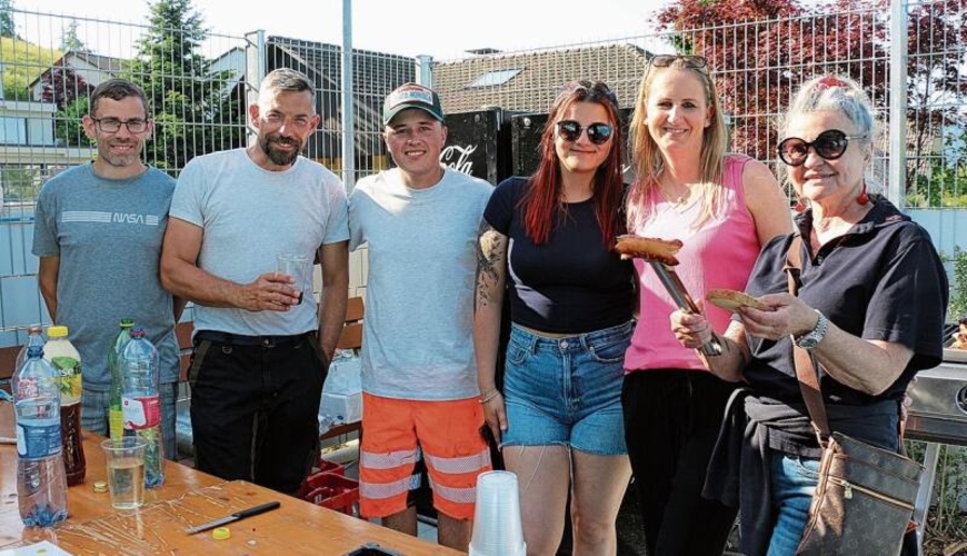 Helfer in der Festbeiz: (v. l.) Stefan Hürzeler,  Danny Simmank, Andrin Bernet, Jovana Dekic, Sandra Spring und Christine Gisler. bär