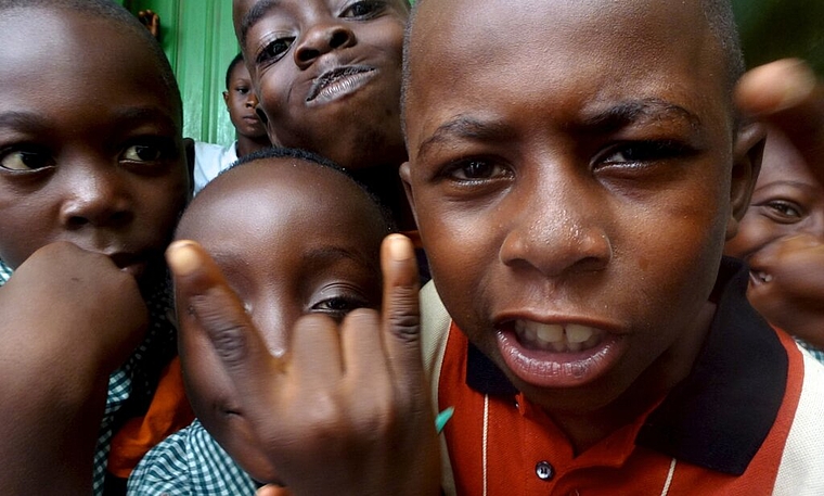 Posierende Kinder in Ghana. Foto: zVg