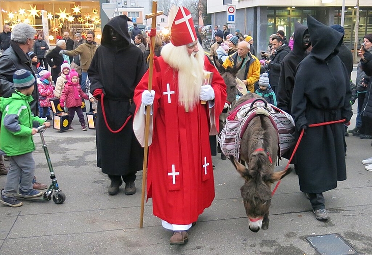 Einmarsch der Samichläuse mit Schmutzli und Esel. Einmarsch der Samichläuse mit Schmutzli und Esel.