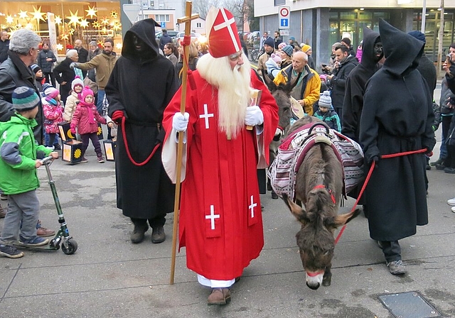 Einmarsch der Samichläuse mit Schmutzli und Esel.