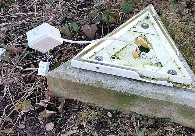 Demolierter Sockel, <em>auf dem die abgerisseneWerbesäule angebracht war. zVg</em>
