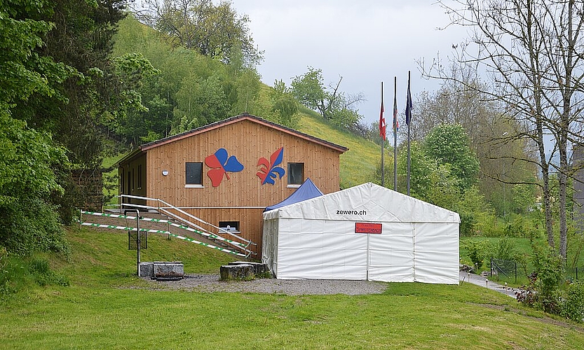 So sieht <em>das neue Pfadihaus aus: Statt Lucky Luke prangen eine Lilie und ein Kleeblatt an der Fassade.</em><em>Tristan Scherer.</em>