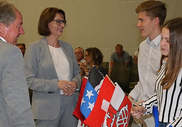 Der Antrag der Geschwister Dávid und Bernadett Bodor um Einbürgerung wurde einstimmig gutgeheissen, Gemeinderat Markus Hugi und Gemeinderätin Barbara Gerster Rytz gratulieren und überreichen den beiden Fähnlein. Melanie Bär