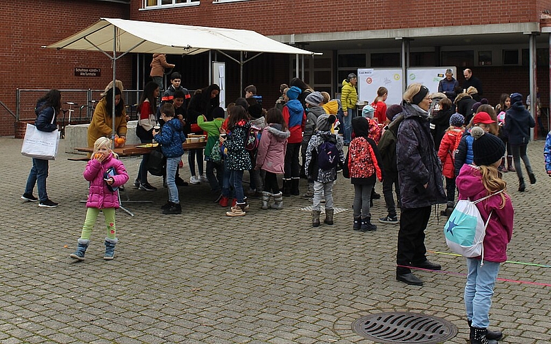 In der grossen Pause verteilen Lehrpersonen ein gesundes Znüni für die rund 600 Kinder und Jugendlichen. Rahel Bühler
