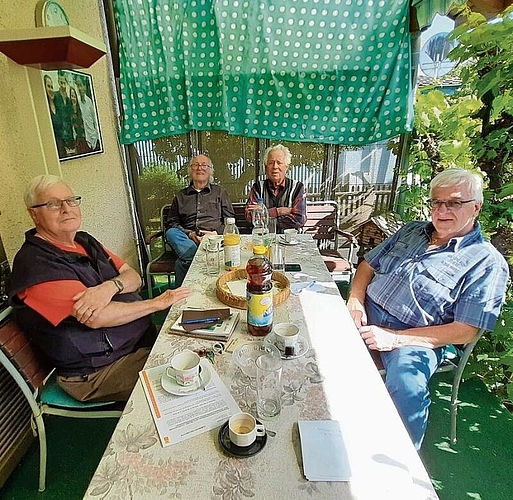 Die letzten fünf Mitglieder der LdU-Ortspartei Neuenhof: Armin Poznicek, Klaus Amrein, Koni Roth und Hansruedi Matter - hinter der Kamera das fünfte Mitglied: Rolf Widmer. zVg