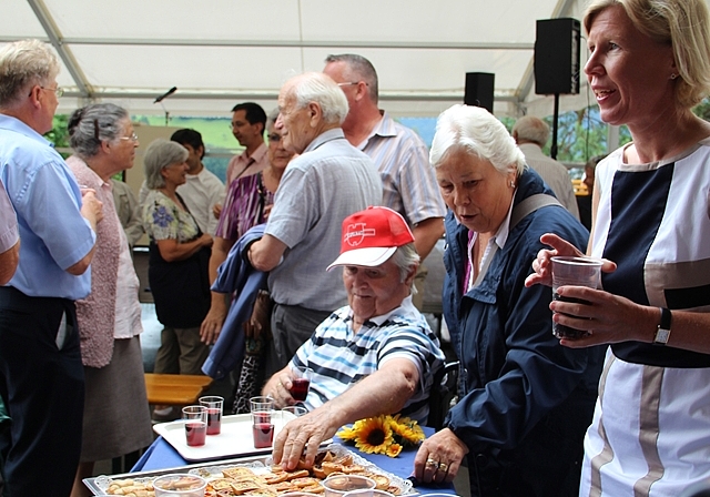 Beim anschliessenden Apéro fand ein reger Austausch statt.