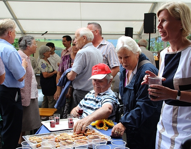 Beim anschliessenden Apéro fand ein reger Austausch statt.
