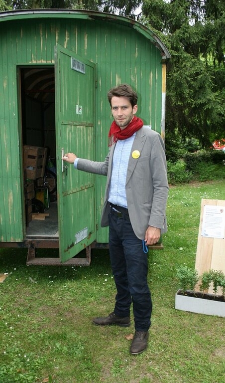 Jasper Haubensak, Leiter Quartierentwicklung, beim temporären mobilen Quartierbüro. Foto: ska