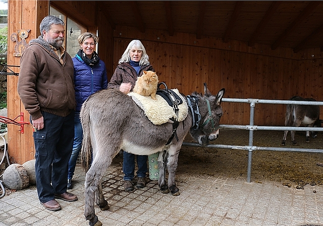 Luz Sozzi, Tanja Bürgi und Eva Sozzi (v.l.) mit Esel und Katze. Foto: bär