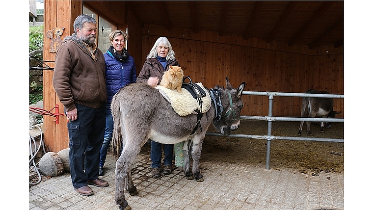Luz Sozzi, Tanja Bürgi und Eva Sozzi (v.l.) mit Esel und Katze. Foto: bär