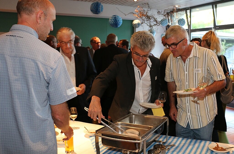 Apéro Weisswürste, Bretzen, Bier und Wein fanden regen Absatz. Fotos: bär Apéro Weisswürste, Bretzen, Bier und Wein fanden regen Absatz. Fotos: bär