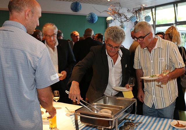 Apéro Weisswürste, Bretzen, Bier und Wein fanden regen Absatz. Fotos: bär
