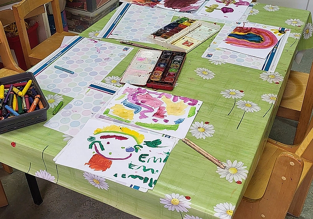 In einer Spielgruppe können die kleinen Kinder ab 2,5 Jahren malen, basteln und miteinander spielen. Symbolbild: zVg