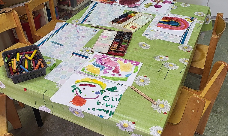 In einer Spielgruppe können die kleinen Kinder ab 2,5 Jahren malen, basteln und miteinander spielen. Symbolbild: zVg