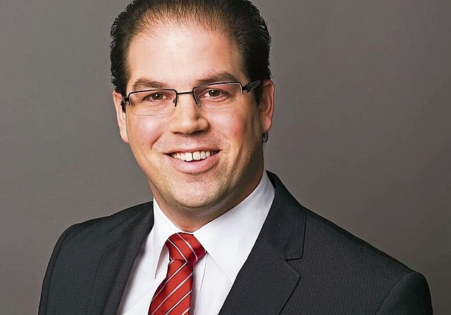 Steven Schraner stellt sich gegen das Alterszentrum auf der Zentrumswiese.
