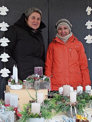 OK-Mitglied Nadine Meier (r.) stand mit Annette Schärli hinter dem Stand. bär