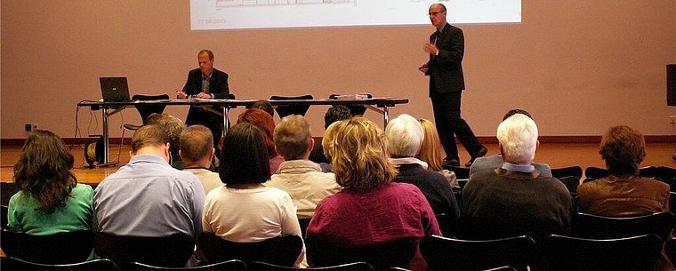 Die rund 60 Besucher der Infoveranstaltung stellten Daniel Huser (r.) und Urs Heimgartner (Leiter Bau- und Planungsabteilung) kritische Fragen. Foto: ska