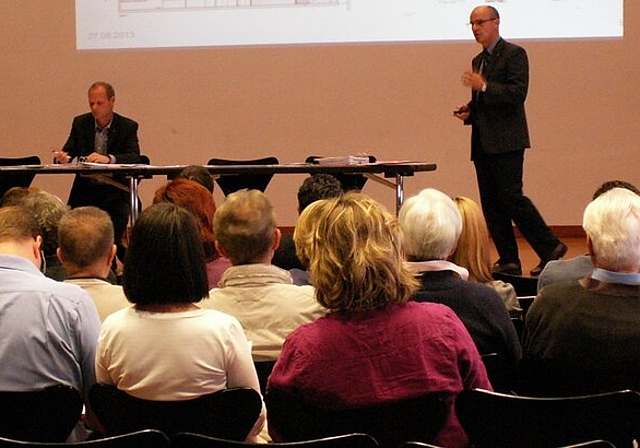 Die rund 60 Besucher der Infoveranstaltung stellten Daniel Huser (r.) und Urs Heimgartner (Leiter Bau- und Planungsabteilung) kritische Fragen. Foto: ska