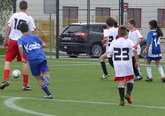 Die einen schwitzen beim Fussball ..,... die anderen am Waldtag. Fotos: zVg