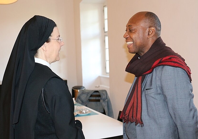 Austausch zwischen der Priorin Irene vom Kloster Fahr und dem afrikanischen Priester Obiora Ike, der vergangene Woche in der Schweiz weilte. Foto: bär Herzlich willkommen, mit den Benediktinerinnen Ostern zu feiern. Osterdeko im Kloster. 