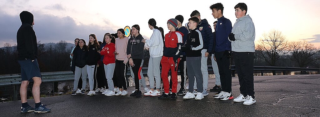 Reto Geissmann (l.) begrüsst die Siebt- und Achtklässler um 7.45 Uhr zu ihrer Joggingrunde. Melanie Bär