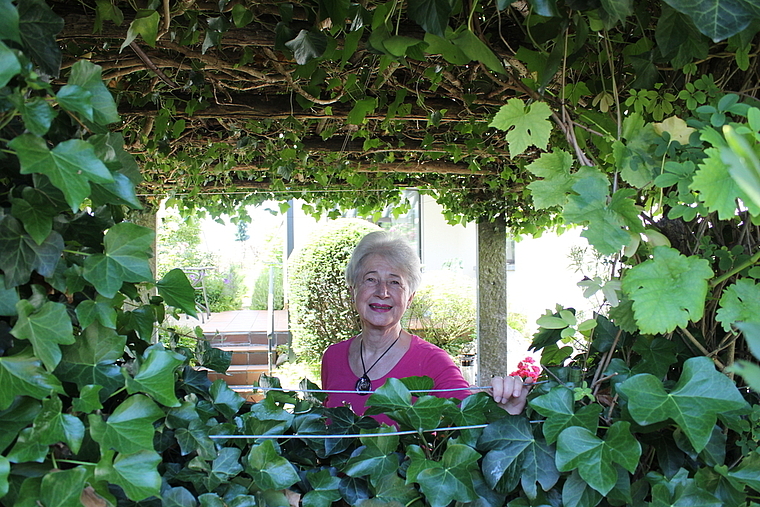 Alexandra Zihlmann an einem ihrer Lieblingsplätze im heimischen Garten: Unter der mit Efeu bewachsenen Pergola.  Rahel Bühler