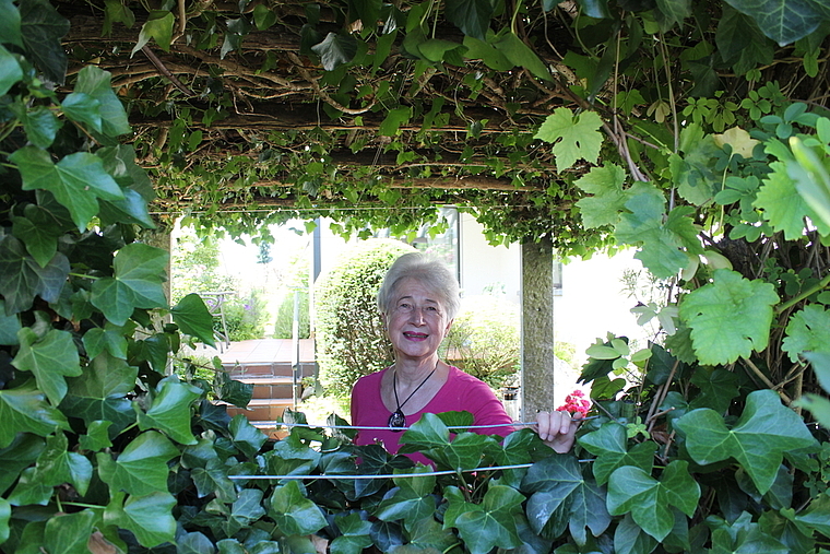 Alexandra Zihlmann an einem ihrer Lieblingsplätze im heimischen Garten: Unter der mit Efeu bewachsenen Pergola. Rahel Bühler