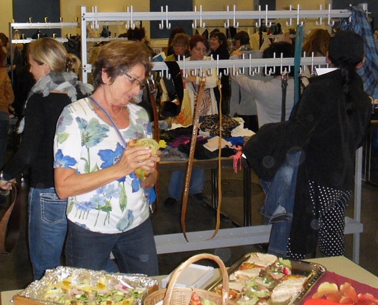 80 Frauen tauschten in gemütlicher Stimmung Kleider. Foto: zVg