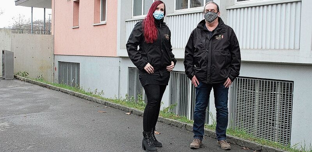 Die Jugendarbeiter Nathalie Jaworski (l.) und Franz Kohler vor dem künftigen Eingang des Jugendraums.Rahel Bühler
