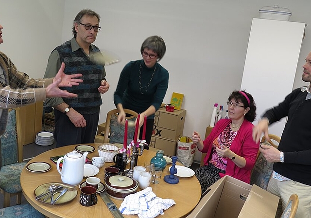 «S Gschirr vo früehner» fliegt im Probekeller der Theatergemeinschaft Würenlos im Schulhaus Feld bisweilen durch die Luft.Fotos: Mü