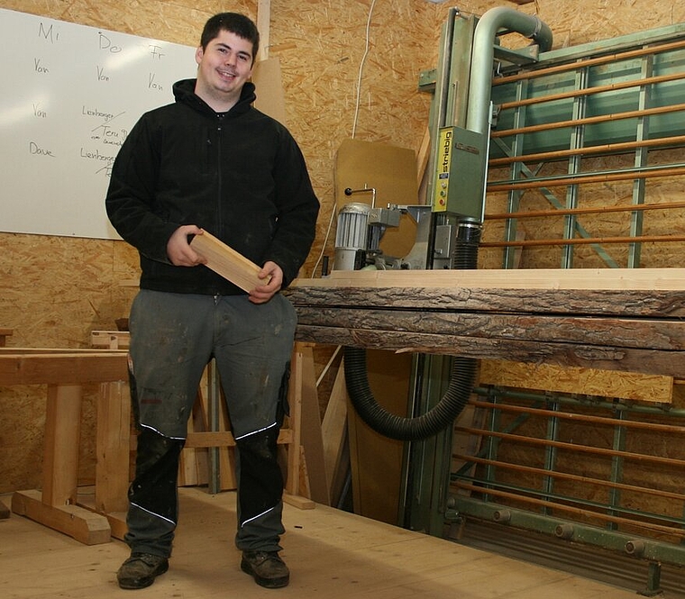 Zimmermann Mike Schmid legt Wert auf Qualität – sei es beim Werkzeug, beim Rohstoff oder bei der Arbeit. Foto: ska