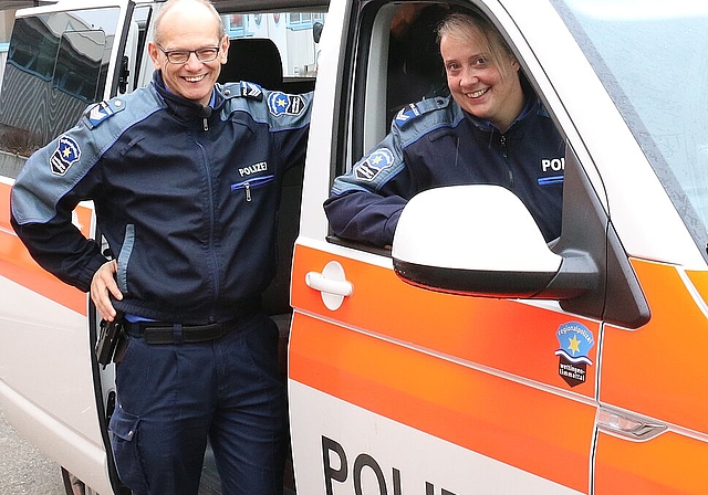 Die Jugendpolizisten Christoph Frei und Sonja Kieser suchen die Hotspots der Jugendlichen auf. (Melanie Bär)