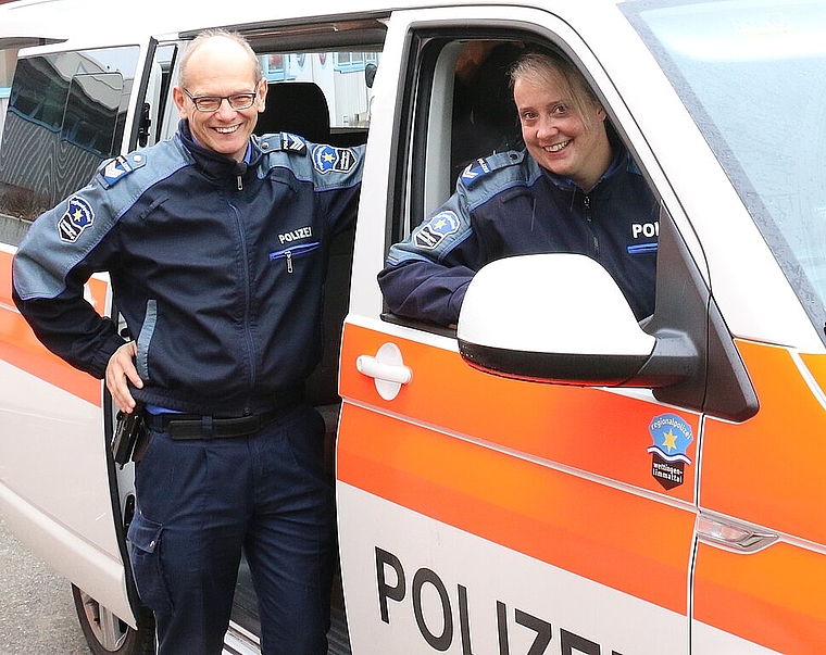 Die Jugendpolizisten Christoph Frei und Sonja Kieser suchen die Hotspots der Jugendlichen auf. (Melanie Bär)