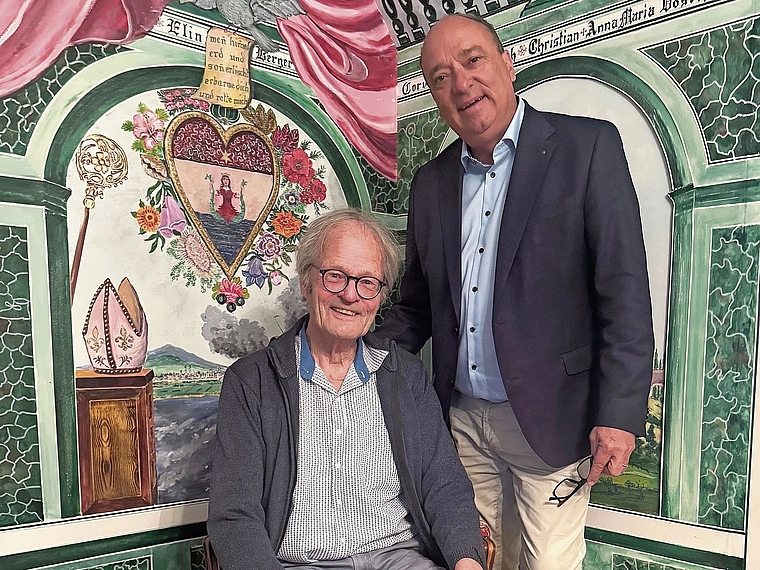 Bei der Vernissage: Hubi Spörri mit Wettinger   Regierungsrat Markus Dieth.zVg