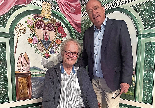 Bei der Vernissage: Hubi Spörri mit Wettinger   Regierungsrat Markus Dieth.zVg