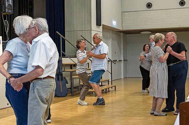 Vor der Bühne wird schwungvoll getanzt.Bilder: Gaby Kost Vor der Bühne wird schwungvoll getanzt.Bilder: Gaby Kost