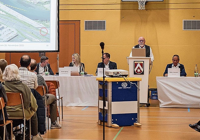 Gemeinderat Hanspeter Schmid stellt an der    Gemeindeversammlung das Traktandum Einspeiseschacht vor. Philippe Neidhart