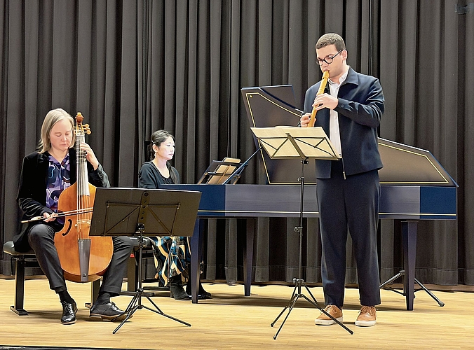 Unterhaltung durch Marc-André Schmid, Cordula Aeschbacher (l.) und Pianistin.