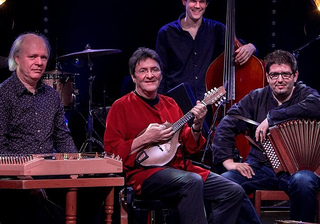 Max Lässer &amp; das kleine Überlandorchester spielen ihr Tournee-Abschlusskonzert in Neuenhof. Foto: zVg