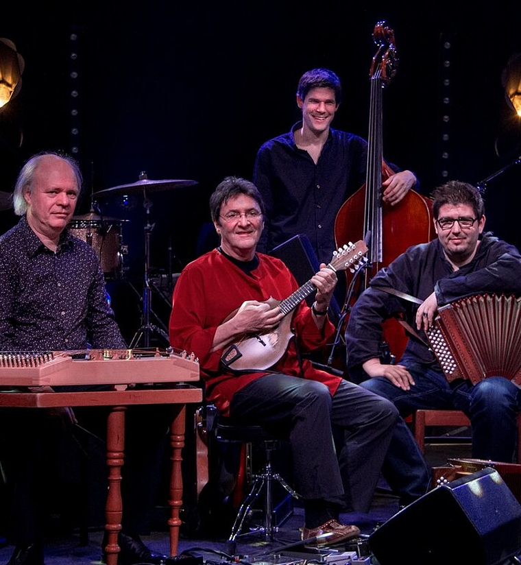 Max Lässer &amp; das kleine Überlandorchester spielen ihr Tournee-Abschlusskonzert in Neuenhof. Foto: zVg